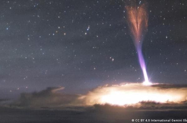 Misterioso gigantesco rayo ascendente que llegó al borde del espacio desconcierta a los científicos